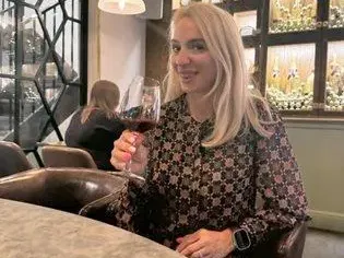 Тризначките Вяра и Надежда с ЧРД като просякини в Лондон, сестра им Любов в изискан ресторант СНИМКИ