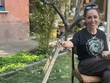 В Деня на независимостта: Ивана бърка лютеница и дъни сръбски турбофолк ВИДЕО