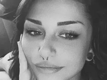 Вижте какво прави под домашен арест внучката-убийца на Виолета Донева СНИМКИ