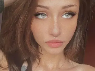 Вижте какво прави под домашен арест внучката-убийца на Виолета Донева СНИМКИ