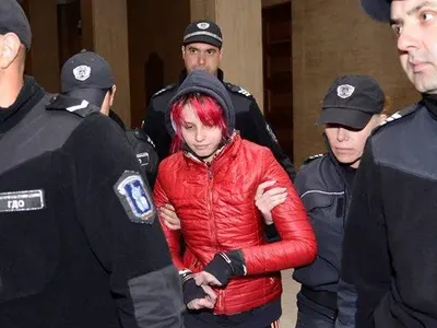 Вижте какво прави под домашен арест внучката-убийца на Виолета Донева СНИМКИ