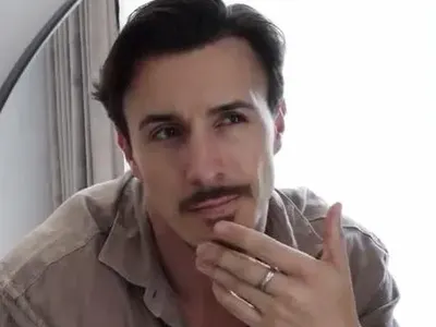 Виктор Стоянов опъва бръчките