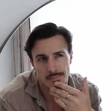 Виктор Стоянов опъва бръчките