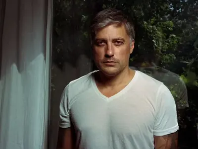 Владо Карамазов се черпи с домашно вино и зарзават на село