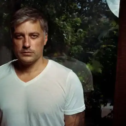 Владо Карамазов се черпи с домашно вино и зарзават на село