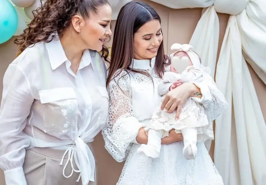 Внучката на Деси Слава вече на 5 месеца