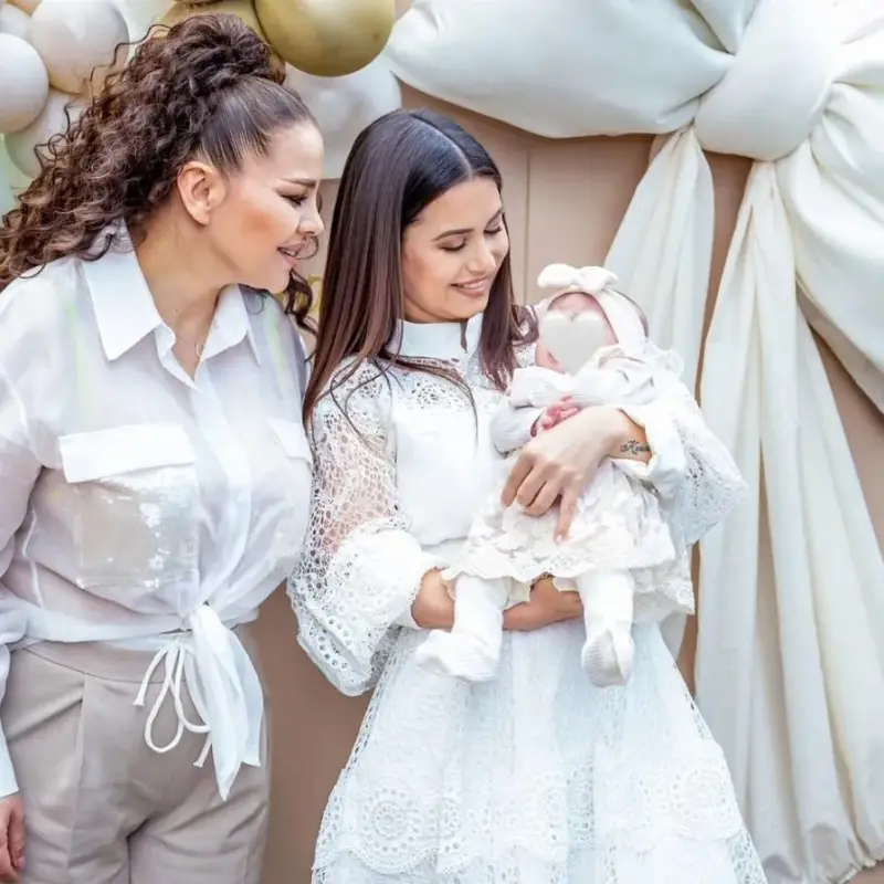 Внучката на Деси Слава вече на 5 месеца