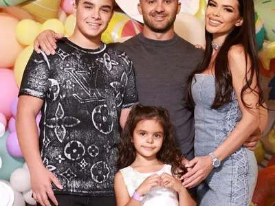 ЗА ПЪРВИ ПЪТ! Преслава показа доведения си син! (По-висок е от нея)