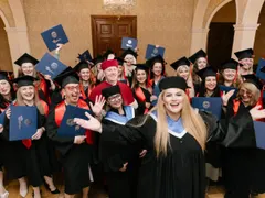 Академия Щастлив Живот раздаде международни дипломи на над 100 студенти в Прага