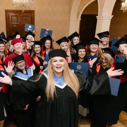 Академия Щастлив Живот раздаде международни дипломи на над 100 студенти в Прага