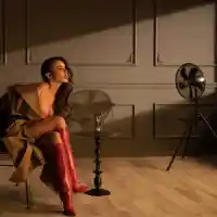 Алисия дриблира топката в малка черна рокля