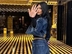 Асансьорно селфи: Миска си показа зърната! (Виж провокацията ТУК)