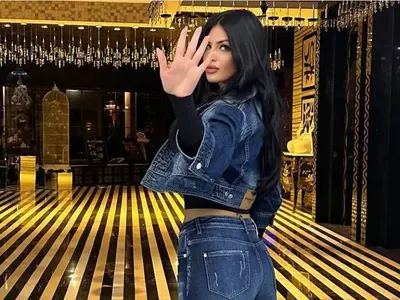 Асансьорно селфи: Миска си показа зърната! (Виж провокацията ТУК)