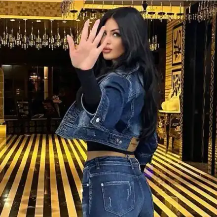 Асансьорно селфи: Миска си показа зърната! (Виж провокацията ТУК)