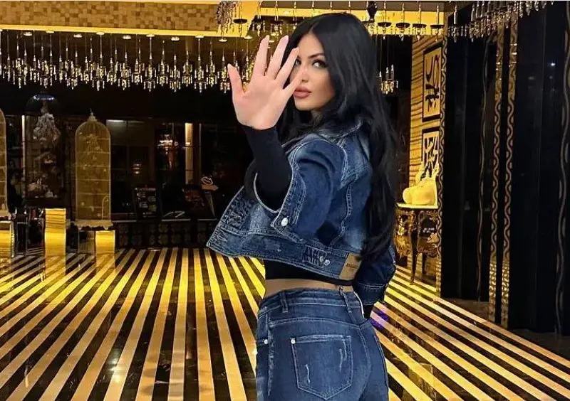 Асансьорно селфи: Миска си показа зърната! (Виж провокацията ТУК)