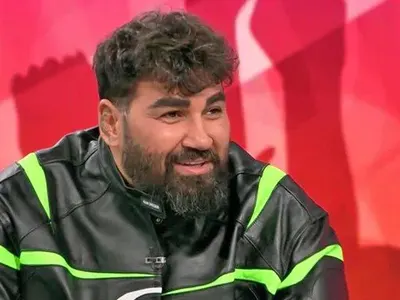 Азис се барна в маркови парцалки, само якето му е 20 бона СНИМКИ