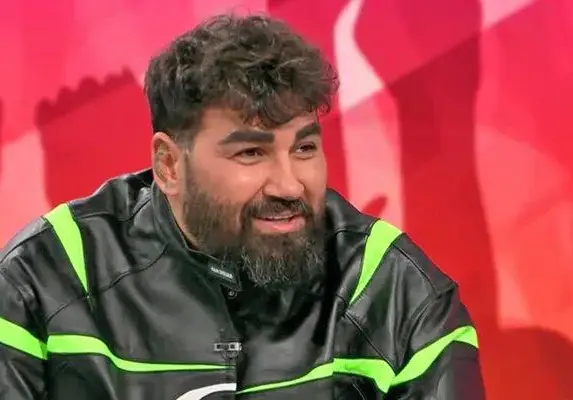 Азис се барна в маркови парцалки, само якето му е 20 бона СНИМКИ