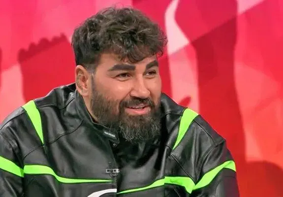 Азис се барна в маркови парцалки, само якето му е 20 бона СНИМКИ
