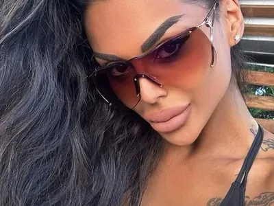 Беба от "Биг Брадър" крие огромни бомби в пазвата си (ГОРЕЩИ СНИМКИ)