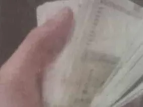 Без да е ясно какво работи: Лоренцо забогята, размахва пачки по стотачки