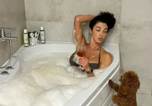 Биляна Йотовска поля ремонта на банята  (Снимки)