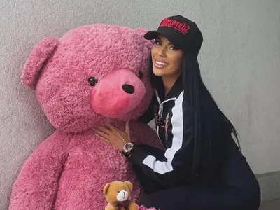 Бившата на Джизъса се търкаля по леглото със спортно екипче