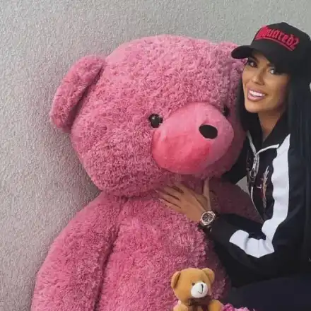 Бившата на Джизъса се търкаля по леглото със спортно екипче