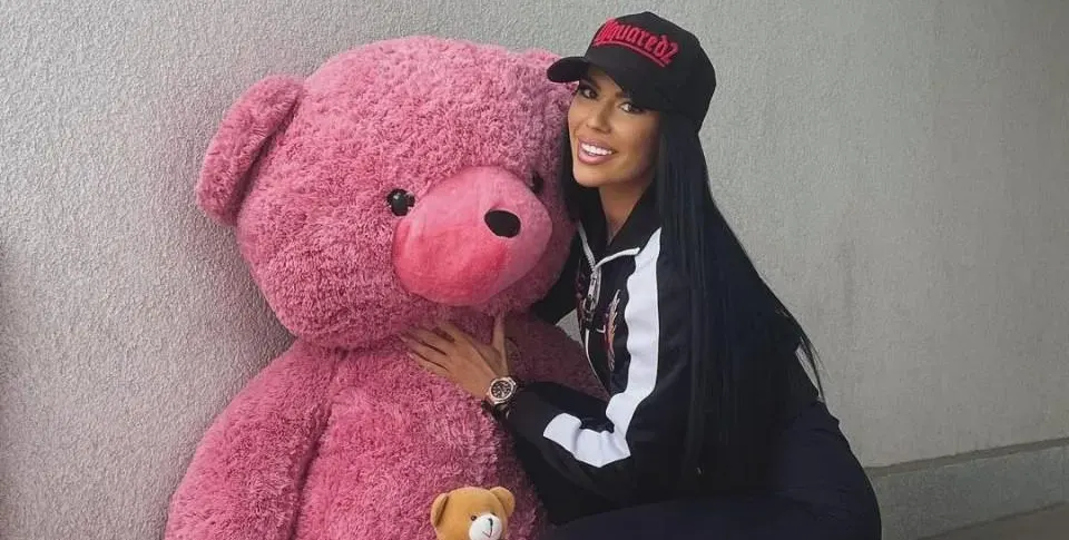 Бившата на Джизъса се търкаля по леглото със спортно екипче