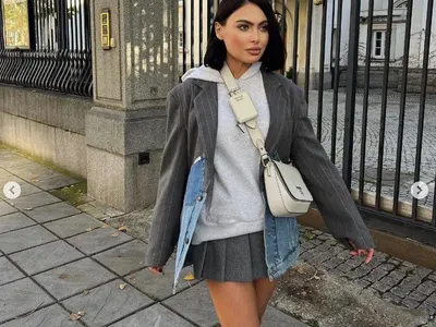 Брадърката Лили Ангелова се фръцка с минижуп