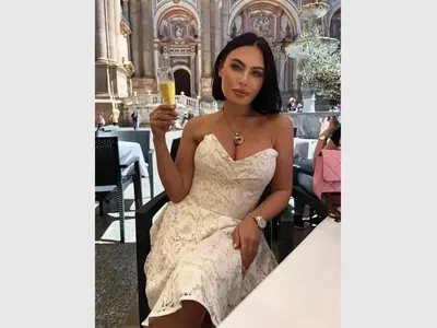 Брадърката Лили Ангелова се фръцка с минижуп