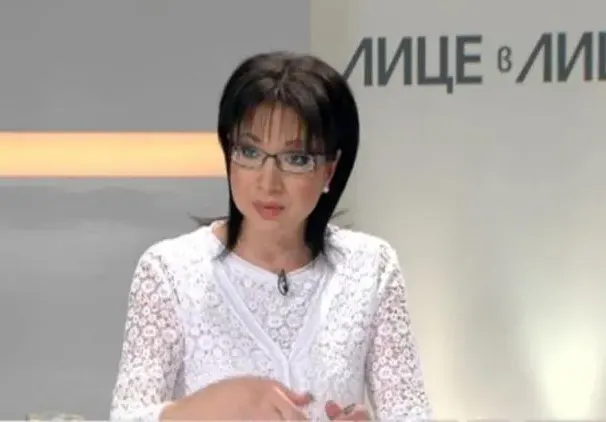 Цветанка Ризова заклейми деколтето