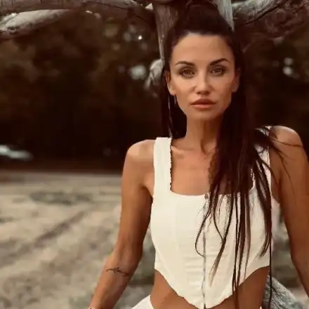 Диляна Попова си търси електрическа кола