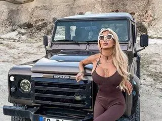 Джулиана Гани топи балконите в джакузи след полет с балон