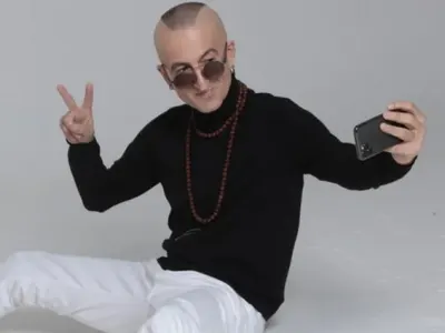 Дони страда от много тежък далтонизъм