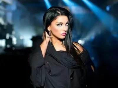 Емануела се пусна без гащи