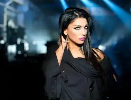 Емануела се пусна без гащи