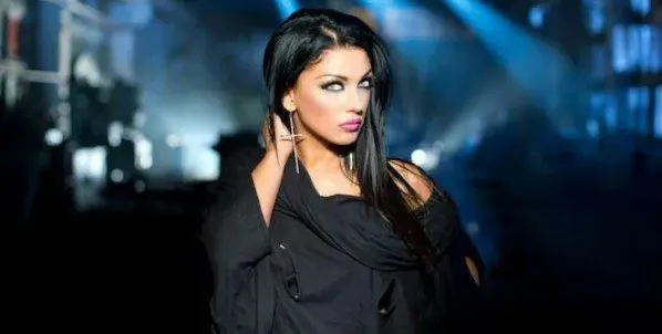 Емануела се пусна без гащи