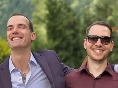 Емил Конрад и мъжът му си купиха апартамент (ВИДЕО)