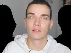 Eмил Конрад с разтърсващи откровения:  Мразя майка си!