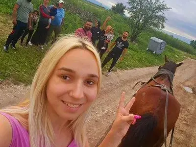 Гаджето на Емили Тротинетката се жени за друга