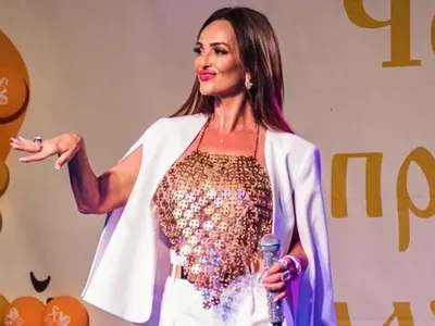 Глория подари кучето си на свой фен, той кръсти лагер в "Гривните" на чалгаджийката