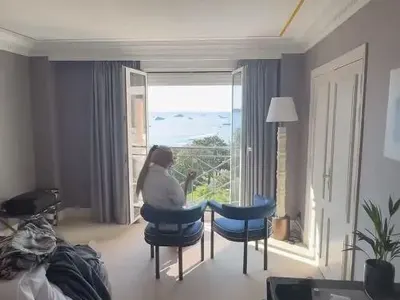 ИЗЛАГАЦИЯ! Антония Петрова си снима кочината в хотел за 3 бона на нощ