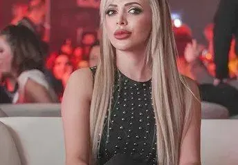 Жанета Осипова кърка ракия в механа