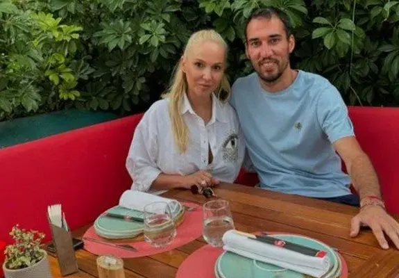 Жената на Попето скочи на екранния Гунди