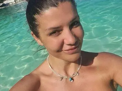 Кали пести от вода и се къпе под водопади