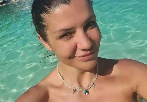 Кали пести от вода и се къпе под водопади