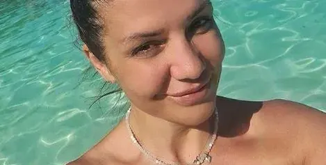 Кали пести от вода и се къпе под водопади