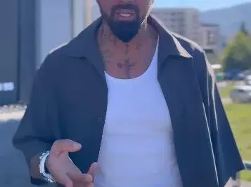 Кофти гледка! Благо Джизъса отпра шкембе като на Митьо Пищова (СНИМКИ)