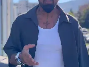 Кофти гледка! Благо Джизъса отпра шкембе като на Митьо Пищова (СНИМКИ)