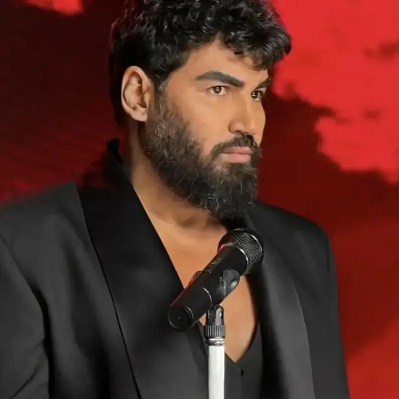 Кого копира Азис  в новия си клип?